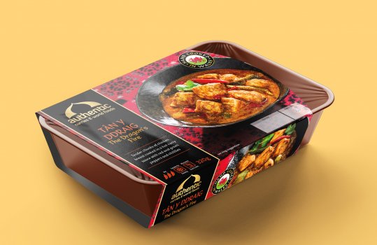 Digital render of a ready meal curry in a plastic tray with a cardboard sleeve featuring a food photograph of the curry inside the pack, plated up and placed on a patterned tablecloth